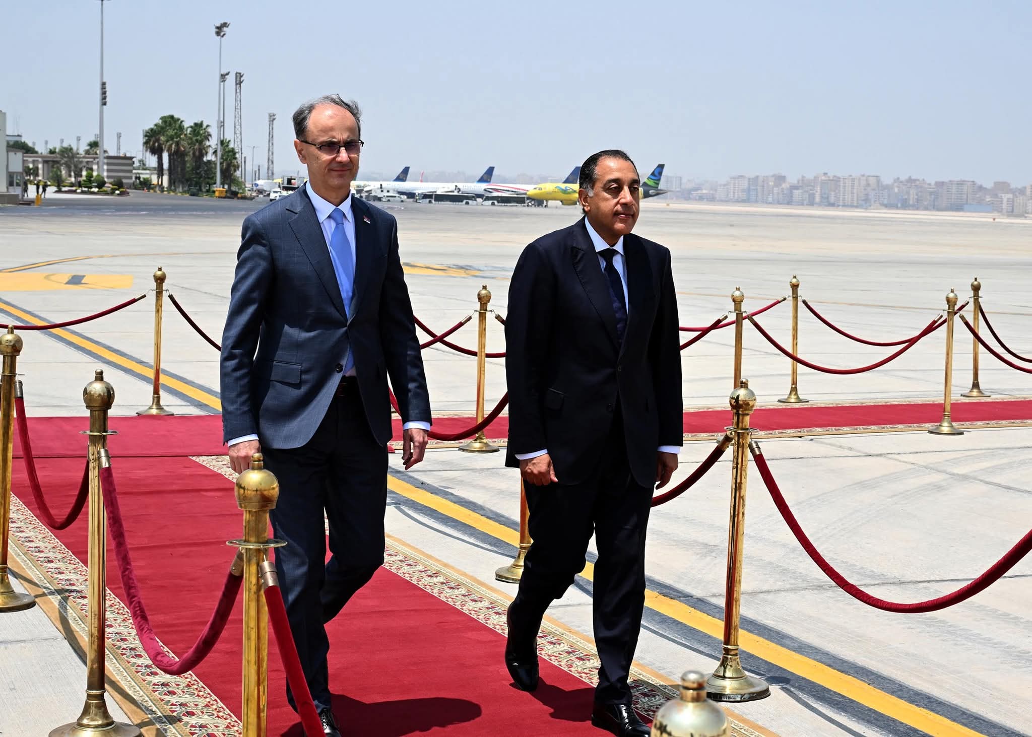 رئيس الوزراء يستقبل نظيرَه الصربي بمطار القاهرة.. تعاون مشترك وتوقيع اتفاقيات مرتقبة رئيس الوزراء يستقبل نظيرَه الصربي بمطار القاهرة.. تعاون مشترك وتوقيع اتفاقيات مرتقبة