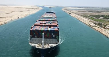 أسامه ربيع: عودة تدريجية لسفن الحاويات العملاقة إلى قناة السويس