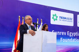 رئيس قناة السويس يضع حجر أساس مجمع صيني بـ200 مليون دولار لإنتاج الطاقة الشمسية