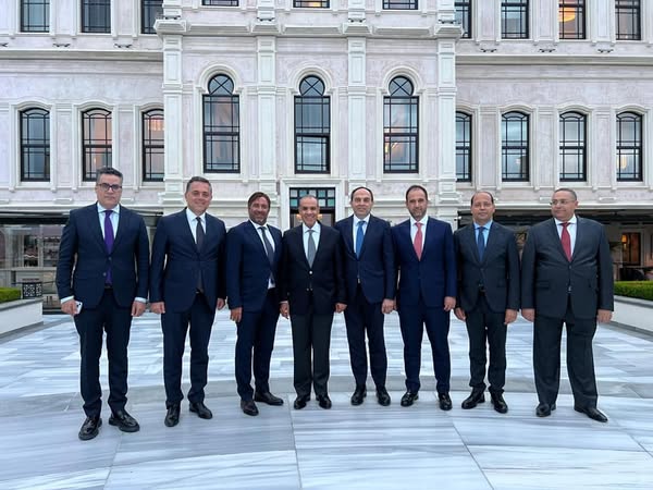 وزير الخارجية والهجرة يلتقي بمجموعة من رجال الأعمال الأتراك خلال زيارته لإسطنبول