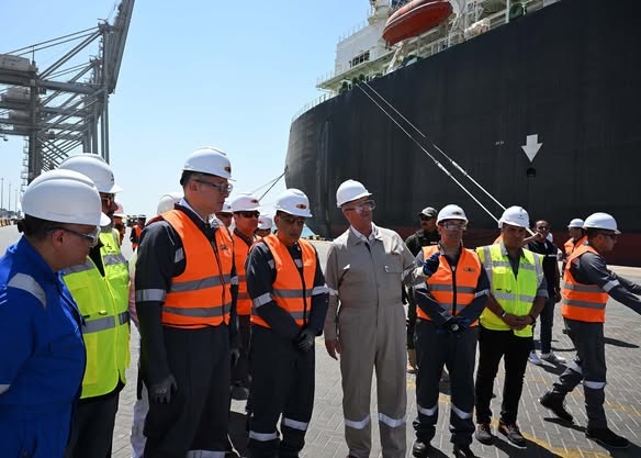 رئيس الوزراء يستهل جولته بميناء العين السخنة بتفقد سفينة تغييز الغاز الطبيعي المسال “Energos Eskimo”