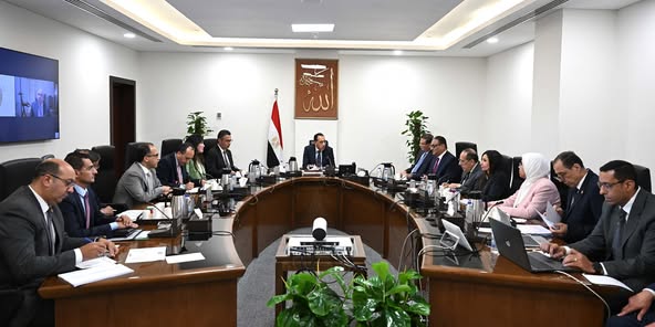 رئيس الوزراء يعقد اجتماعاً لبحث واستعراض فرص وتحديات صناعة السكر