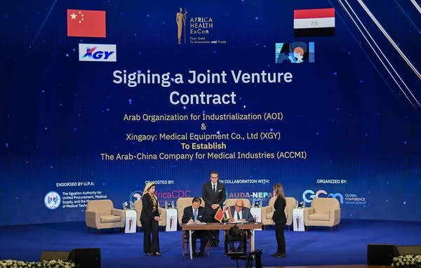 وزير الصحة يشهد توقيع عقد الشراكة بين الهيئة العربية للتصنيع وشركة XGY للأجهزة الطبية الصينية