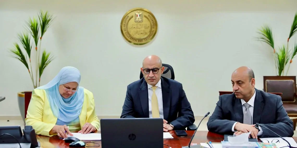 وزير التعليم يتابع سير امتحاني الكيمياء والجغرافيا لطلاب الثانوية العامة من داخل غرفة العمليات بالعاصمة الإدارية وزير التعليم يتابع سير امتحاني الكيمياء والجغرافيا لطلاب الثانوية العامة من داخل غرفة العمليات بالعاصمة الإدارية