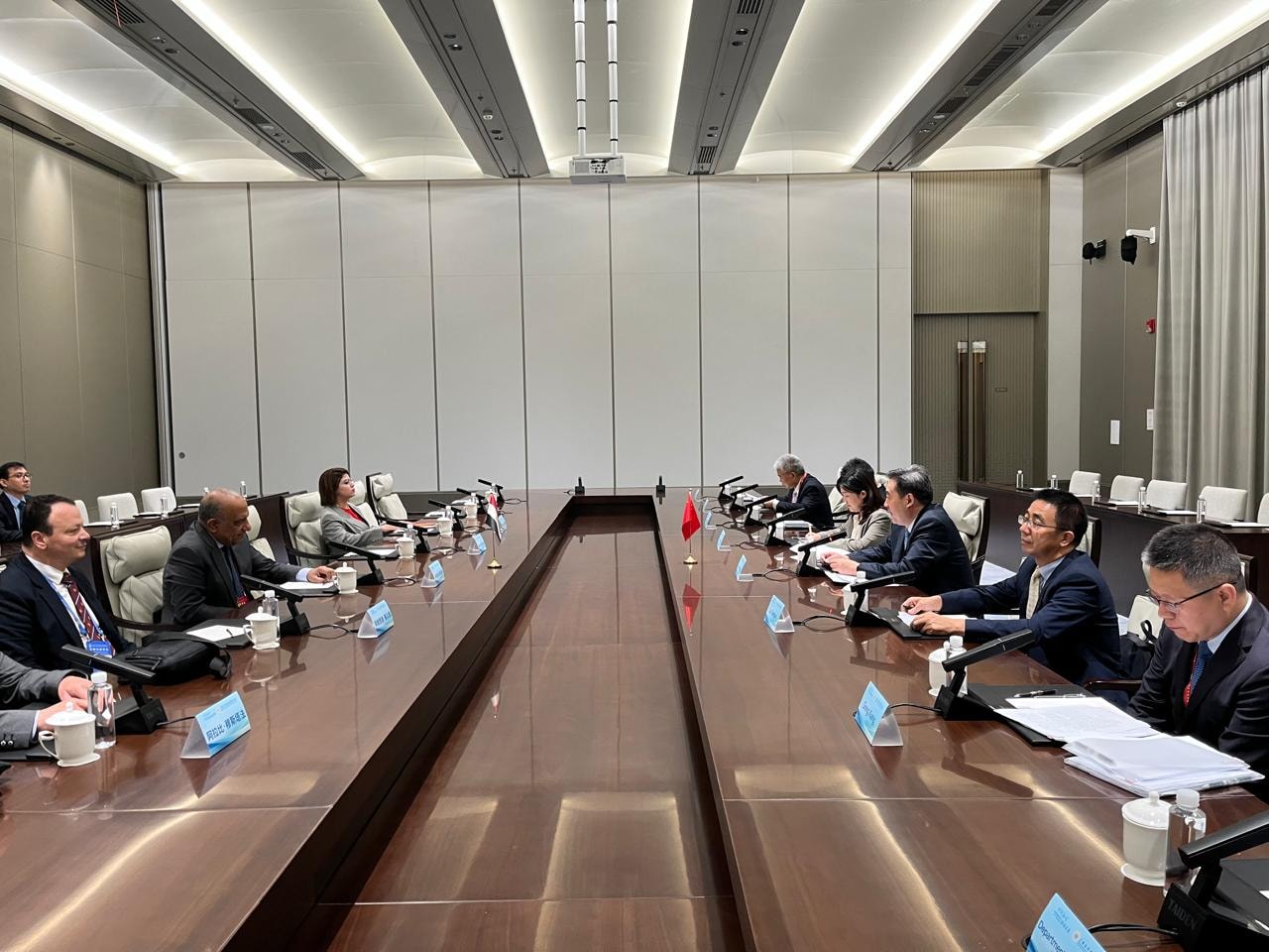 وزير الكهرباء والطاقة المتجددة يبحث مع رئيس هيئة الطاقة الصينية سبل دعم وتعزيز التعاون والشراكة وزيادة الاستثمارات الصينية