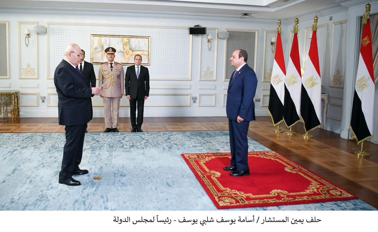 رئيس مجلس الدولة يؤدي اليمين الدستورية أمام الرئيس السيسي