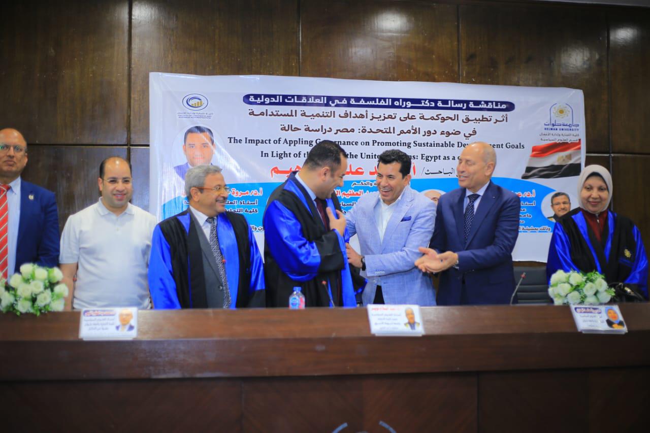 بحضور وزراء وبرلمانين وإعلاميين وشخصيات عامة.. منح النائب احمد علي درجة الدكتوراة في العلوم السياسية بتقدير امتياز بحضور وزراء وبرلمانين وإعلاميين وشخصيات عامة.. منح النائب احمد علي درجة الدكتوراة في العلوم السياسية بتقدير امتياز