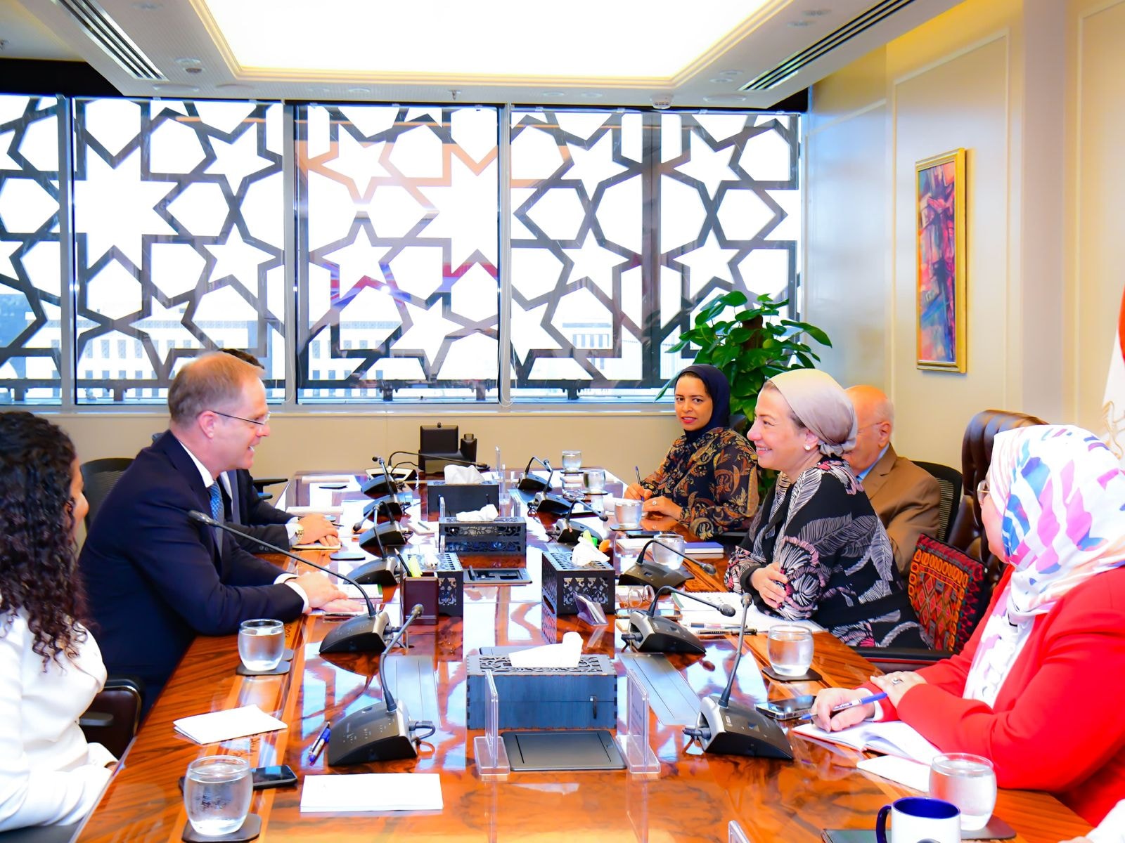 وزيرة البيئة تلتقى السفير البريطاني بالقاهرة لبحث سبل التعاون المشترك في مجال النمو الاخضر