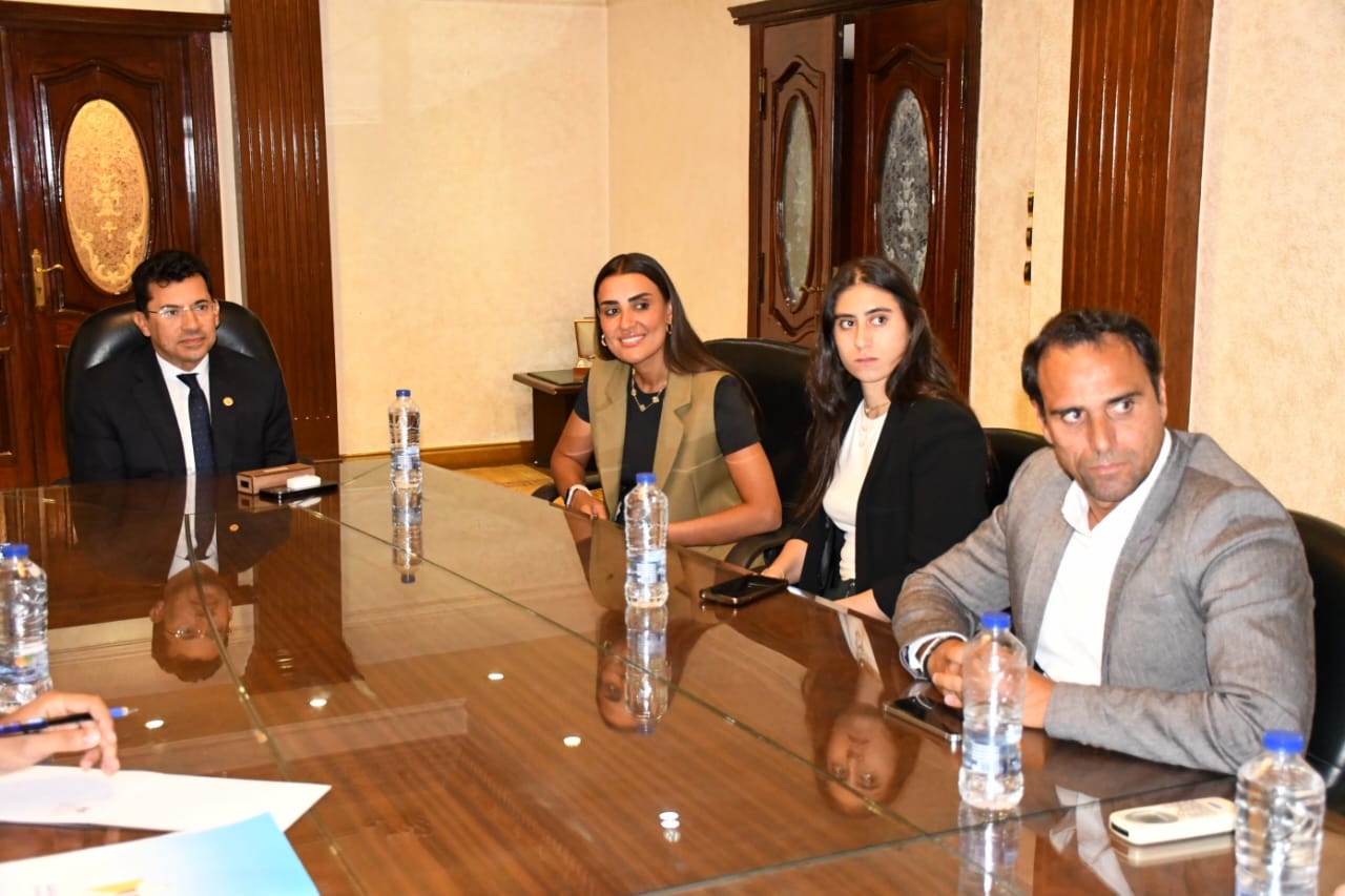 وزير الرياضة يلتقي رئيس اتحاد الاسكواش وأعضاء اللجنة الفنية