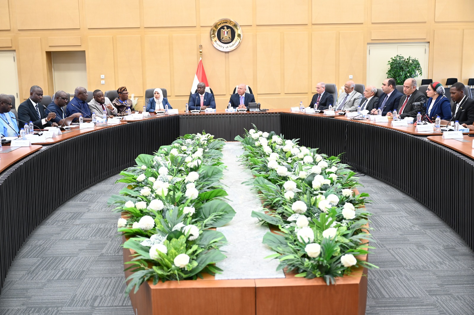 وزير الصناعة والنقل يلتقي وزير النقل والطيران بجمهورية سيراليون لبحث تدعيم التعاون المشترك وزير الصناعة والنقل يلتقي وزير النقل والطيران بجمهورية سيراليون لبحث تدعيم التعاون المشترك