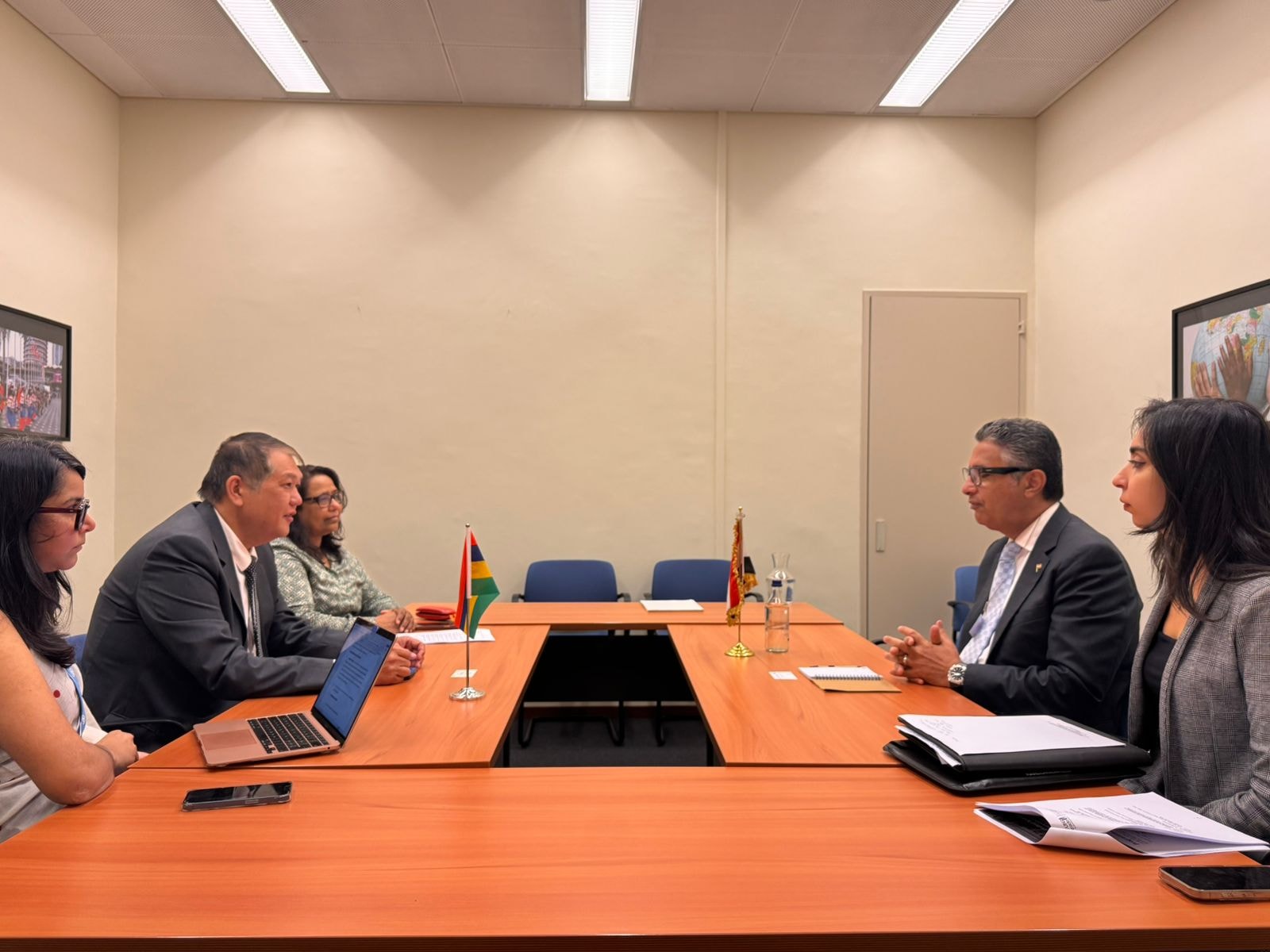 وزير التموين والتجارة الداخلية يبحث مع وزير التجارة في موريشيوس فرص التعاون في توريد السلع الأساسية