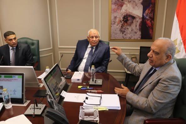 وزير الكهرباء والطاقة المتجددة يبحث مع محافظ الوادي الجديد خطة التنمية بالمحافظة وزير الكهرباء والطاقة المتجددة يبحث مع محافظ الوادي الجديد خطة التنمية بالمحافظة