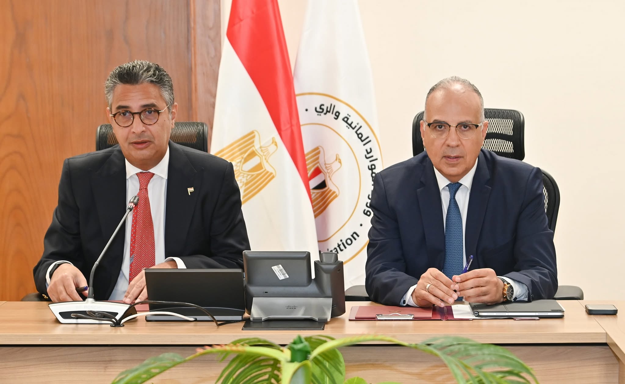 وزيرا االموارد المائية والري والتموين يبحثان سُبل تطوير مصانع إنتاج السكر من قصب السكر وزيرا االموارد المائية والري والتموين يبحثان سُبل تطوير مصانع إنتاج السكر من قصب السكر