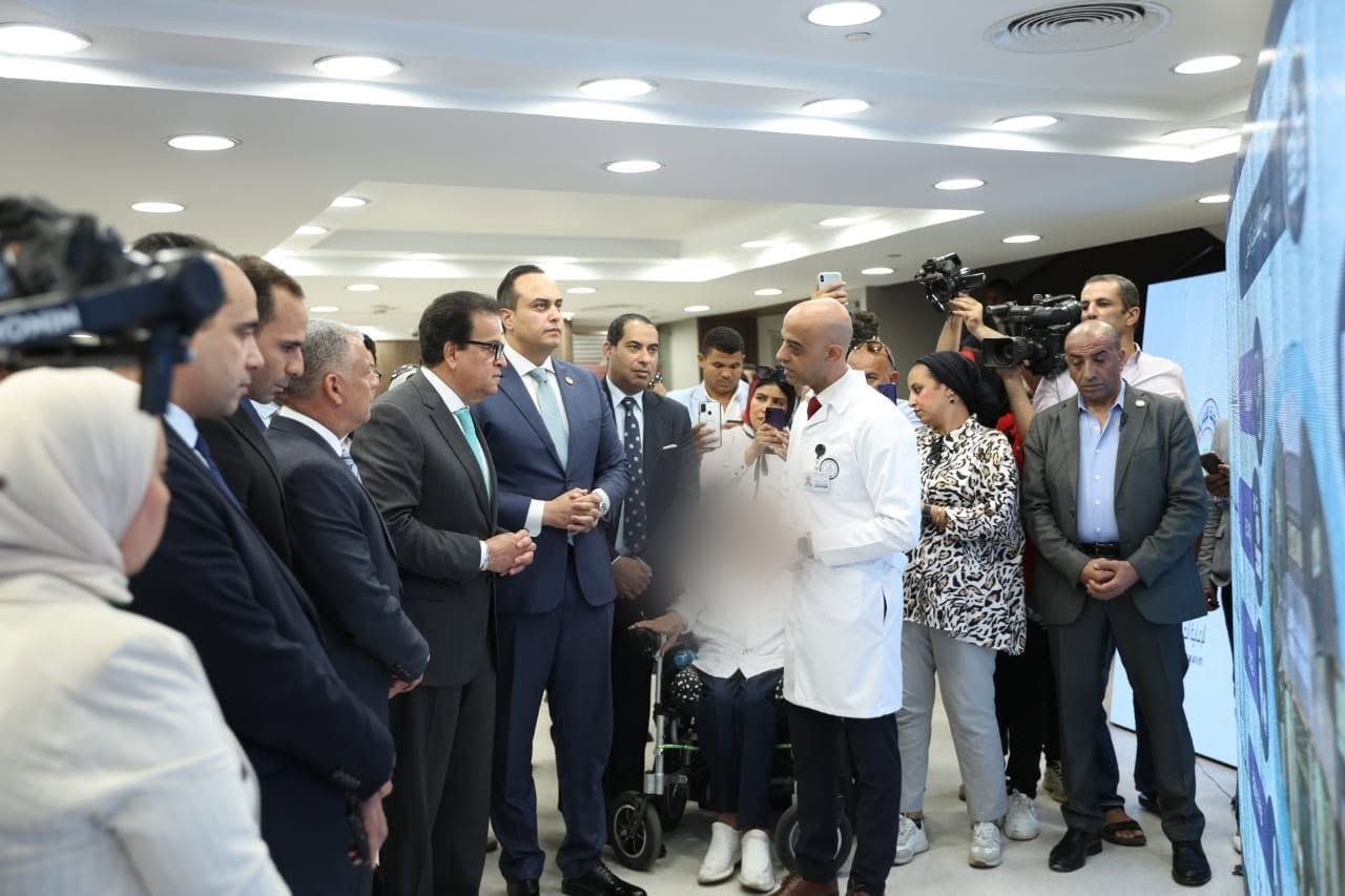 وزير الصحة يتفقد المجمع الطبي ومركز 30 يونيو للكلى ويشهد تدشين مشروع الرعاية الصحية المنزلية بالمحافظة