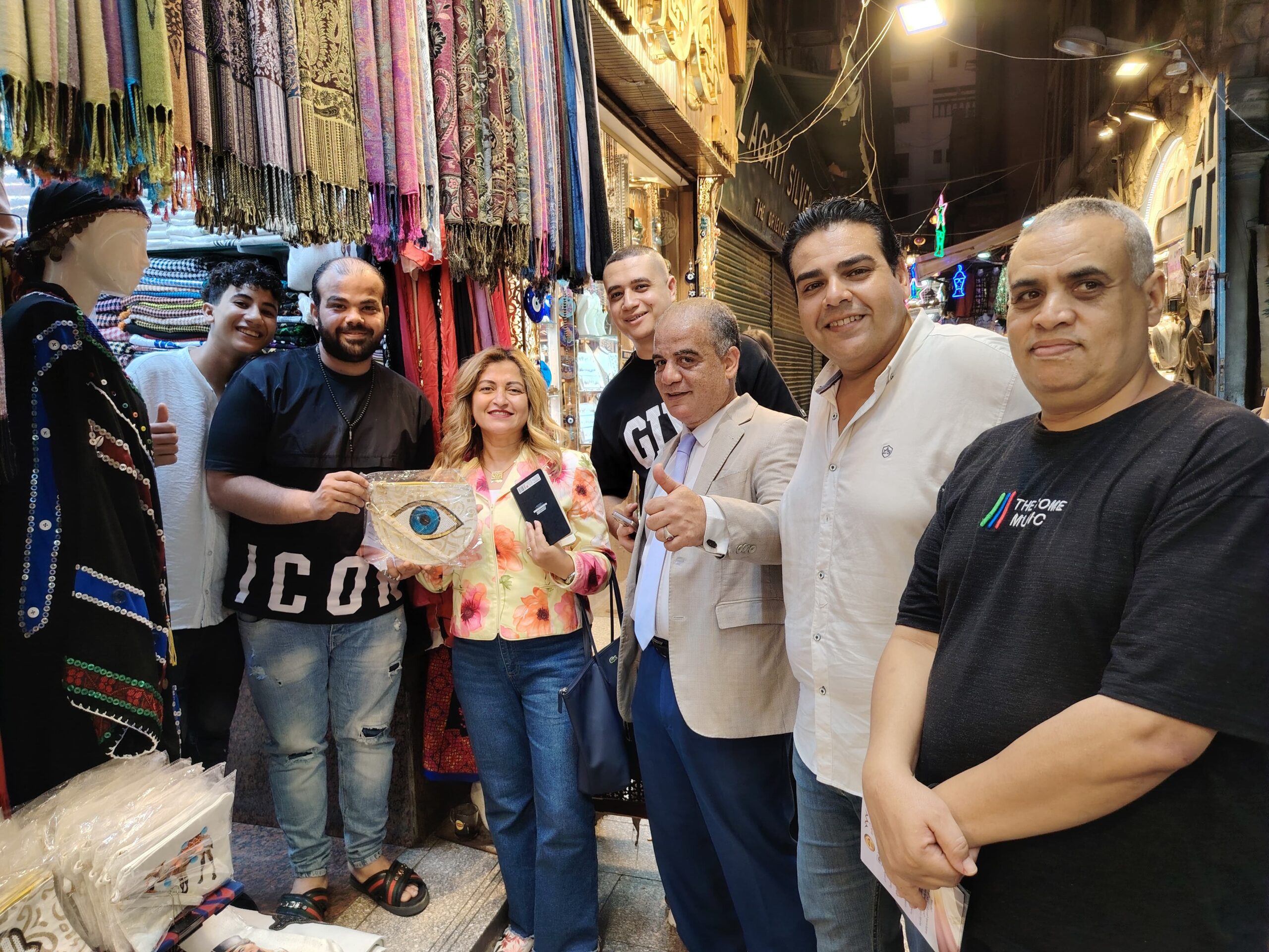 بالصور، شيرين عبد العظيم مرشحة “المصريين الأحرار” تجوب الحسين والجمالية وسط حفاوة شعبية: “أطرق أبواب الناس… وأحمل همومهم”