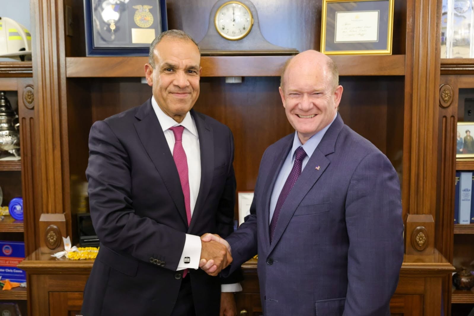 وزير الخارجية والهجرة يلتقي السيناتور “كريس كونز” زعيم الأقلية وعضو لجنة العلاقات الخارجية بمجلس الشيوخ