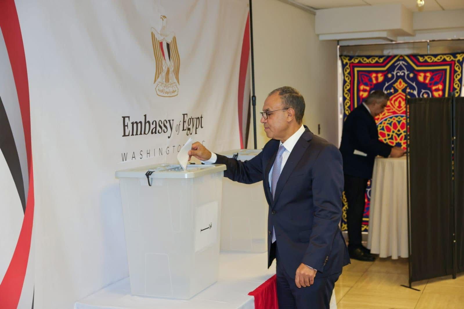 وزير الخارجية يُدلي بصوته في انتخابات مجلس الشيوخ بواشنطن