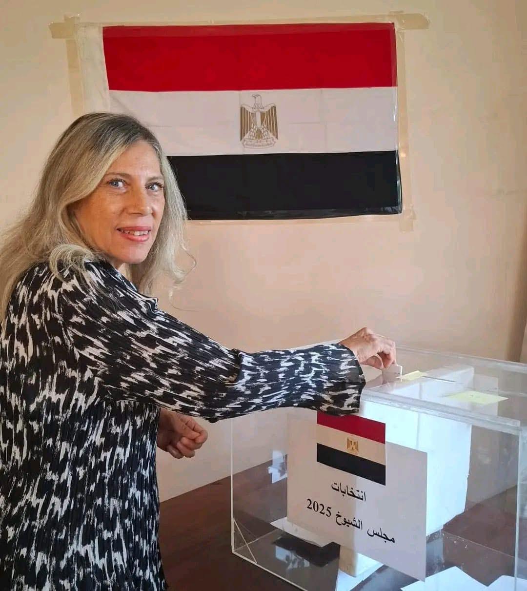 سفيرة مصر في ارمينيا تدلي بصوتها واستمرار التصويت بلجان الاقتراع في السفارة المصرية