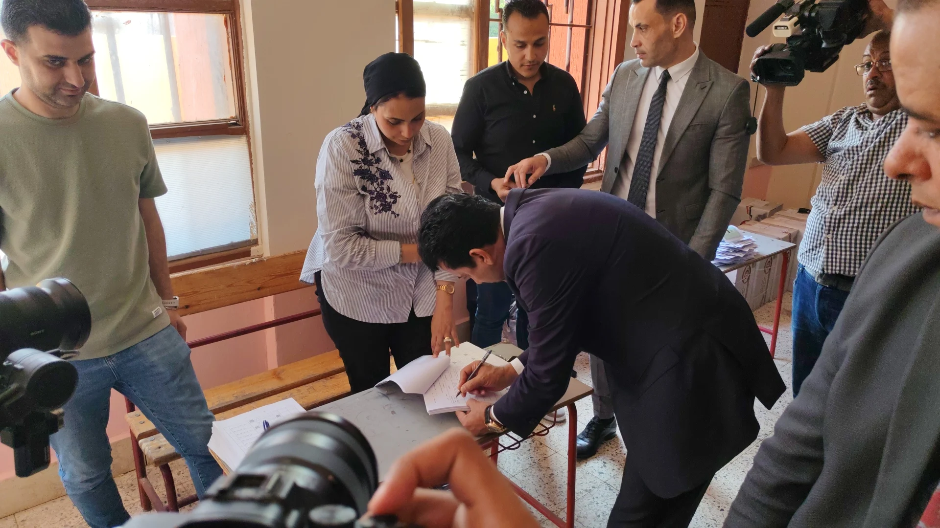 وزير االشباب والرياضة يدلي بصوته فى انتخابات مجلس الشيوخ بـ مدينة الشورق وزير االشباب والرياضة يدلي بصوته فى انتخابات مجلس الشيوخ بـ مدينة الشورق