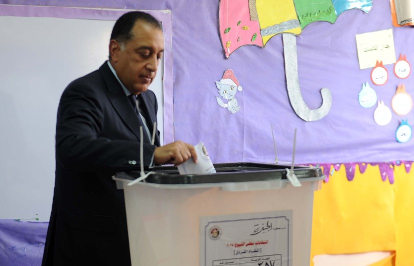 رئيس الوزراء يدلى بصوته في انتخابات مجلس الشيوخ 2025 بالشيخ زايد رئيس الوزراء يدلى بصوته في انتخابات مجلس الشيوخ 2025 بالشيخ زايد