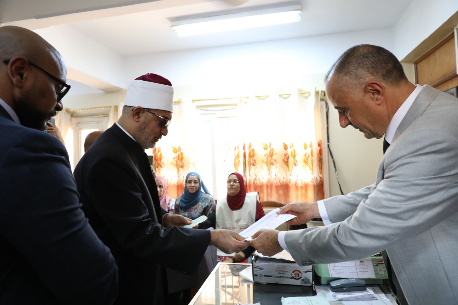 مفتي الجمهورية يُدلي بصوته في انتخابات الشيوخ ويؤكد: المشاركة مسؤولية وطنية وأمانة شرعية مفتي الجمهورية يُدلي بصوته في انتخابات الشيوخ ويؤكد: المشاركة مسؤولية وطنية وأمانة شرعية