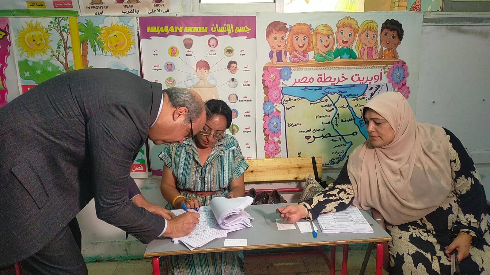 وزير الطيران يُدلي بصوته في انتخابات الشيوخ 2025 وزير الطيران يُدلي بصوته في انتخابات الشيوخ 2025