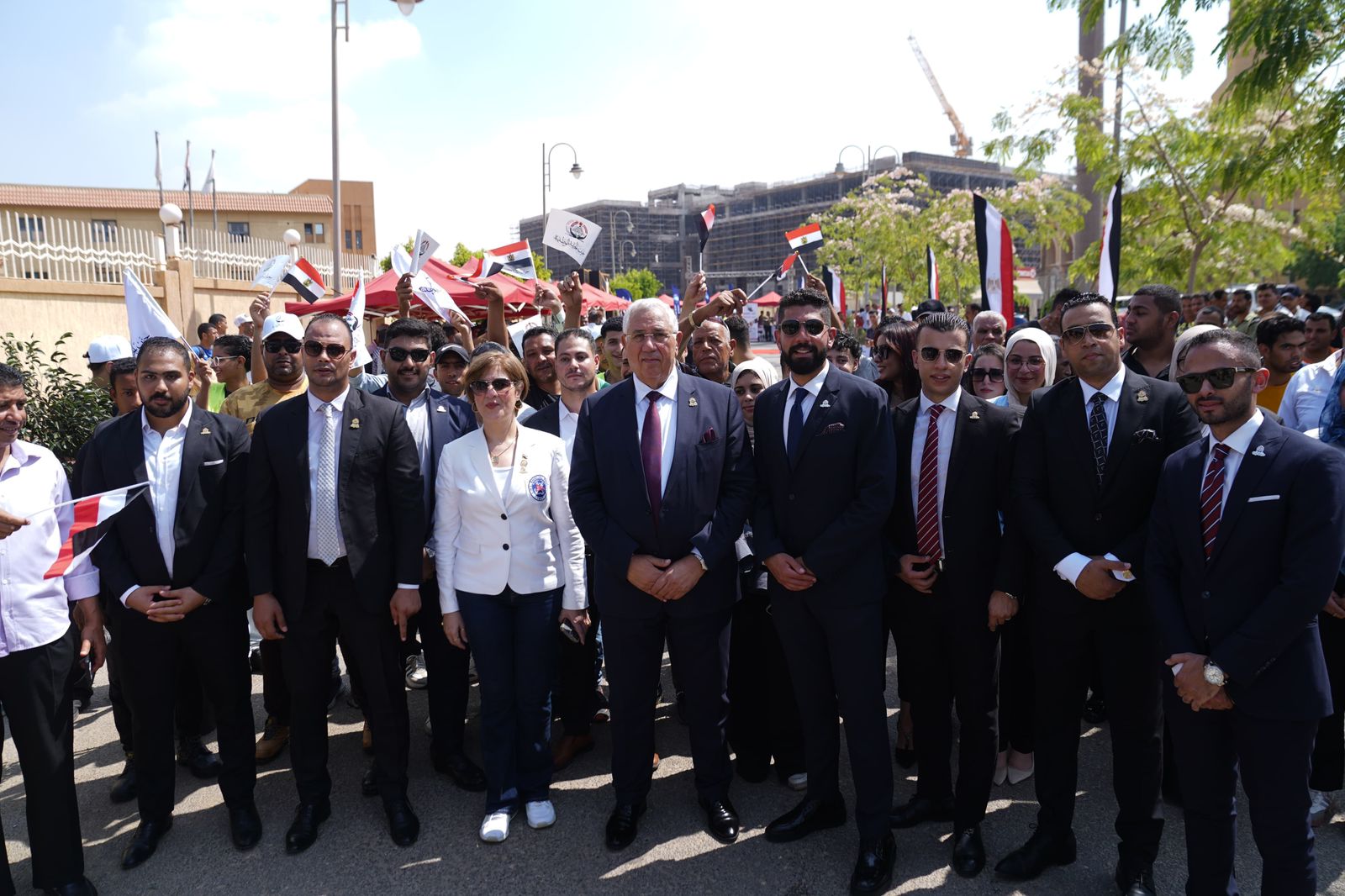السيد القصير يلتقي بالناخبين بعد إدلائه بصوته فى مدرسة اللغات بمدينتى السيد القصير يلتقي بالناخبين بعد إدلائه بصوته فى مدرسة اللغات بمدينتى