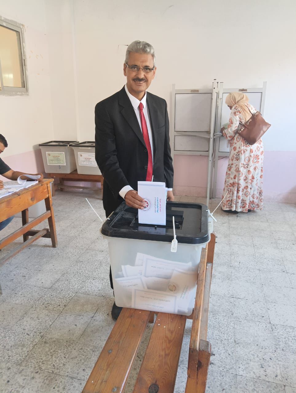 الدكتور أشرف رجب يدلي بصوته في انتخابات الشيوخ بالإسكندرية الدكتور أشرف رجب يدلي بصوته في انتخابات الشيوخ بالإسكندرية