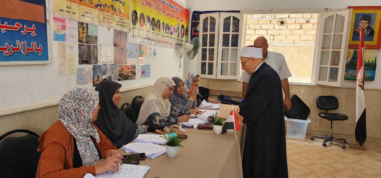  شوقي علام يدلي بصوته في إنتخابات مجلس الشيوخ.. ويؤكد: المشاركة واجب وطني