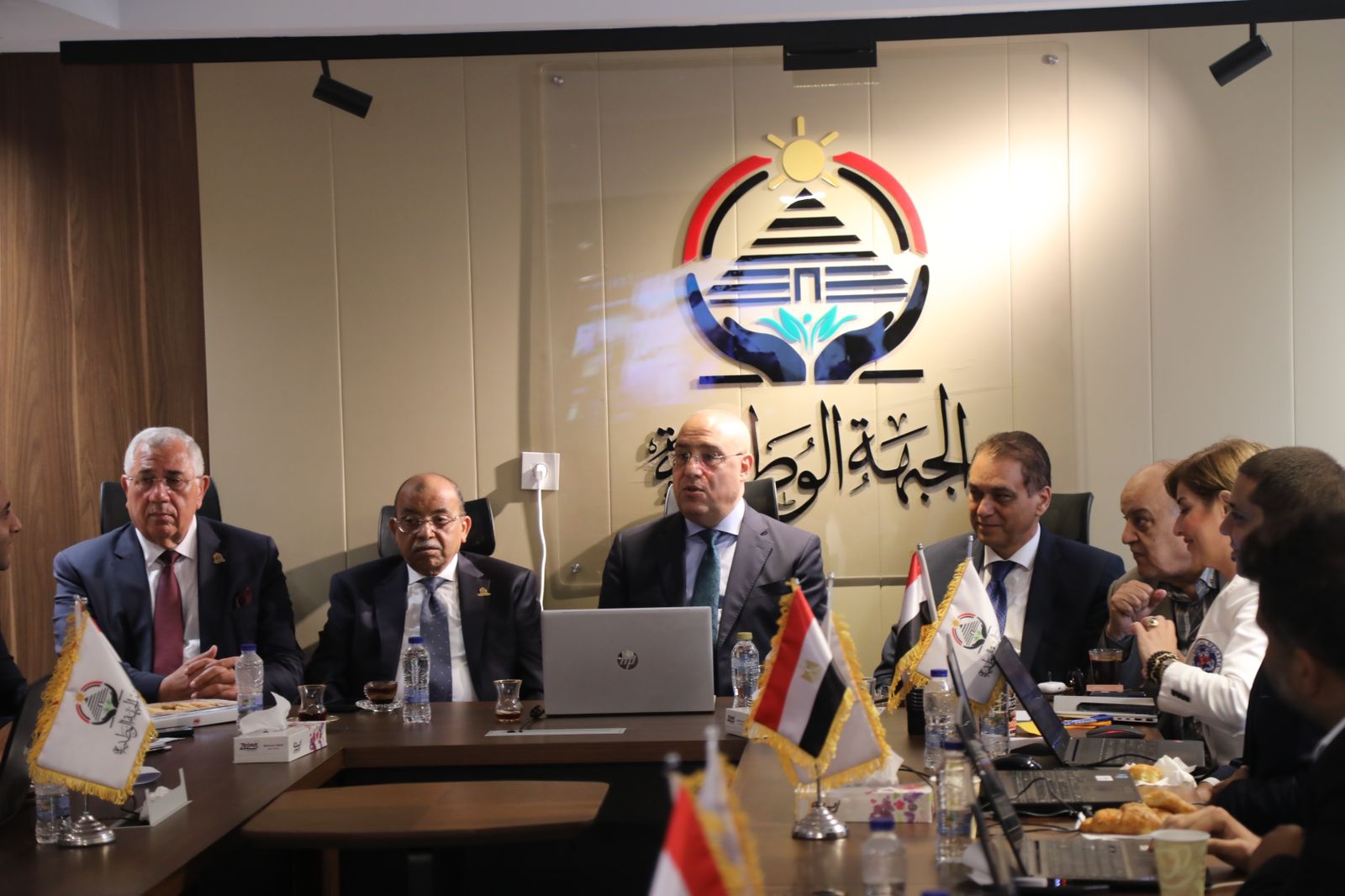 عاصم الجزار يتابع سير العملية الانتخابية من غرفة عمليات “الجبهة الوطنية” في الساعات الأولى للاقتراع عاصم الجزار يتابع سير العملية الانتخابية من غرفة عمليات “الجبهة الوطنية” في الساعات الأولى للاقتراع