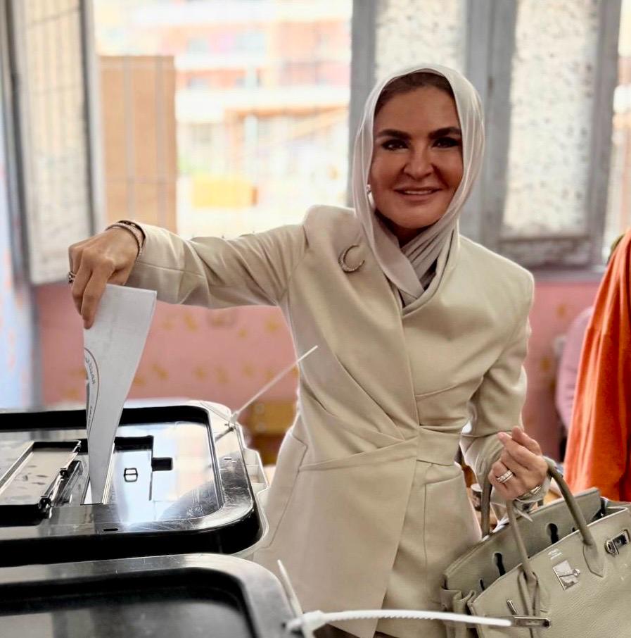 د. سحر نصر تدلي بصوتها في انتخابات مجلس الشيوخ بمعهد فتيات مصر الجديدة د. سحر نصر تدلي بصوتها في انتخابات مجلس الشيوخ بمعهد فتيات مصر الجديدة