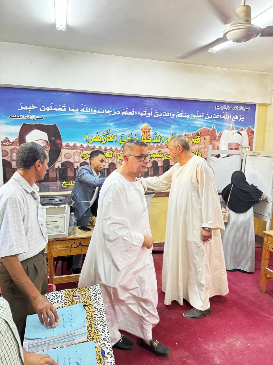 طارق رضوان يشارك في التصويت بانتخابات مجلس الشيوخ من سوهاج