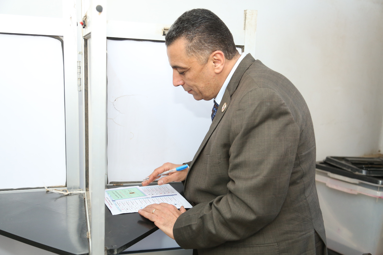 هاني حليم يدلى بصوته ويؤكد المشهد الانتخابي أمام اللجان يعكس وعي المواطنين وحرصهم على أداء واجبهم الوطني هاني حليم يدلى بصوته ويؤكد المشهد الانتخابي أمام اللجان يعكس وعي المواطنين وحرصهم على أداء واجبهم الوطني