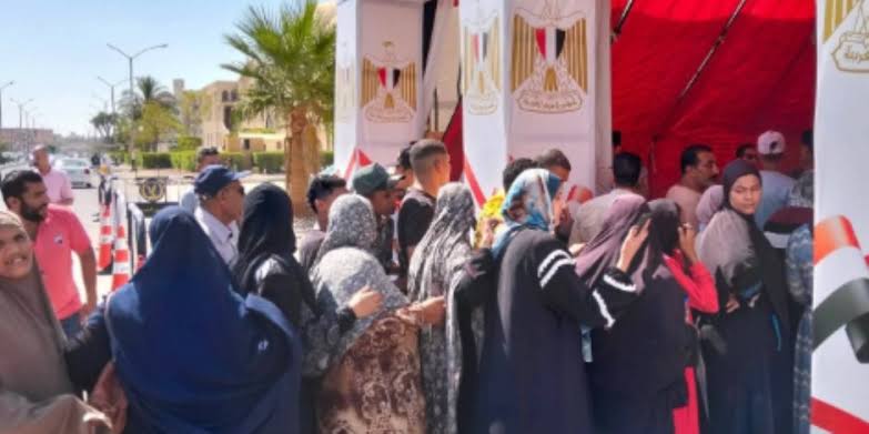 أكثرهم السيدات .. تزايد أعداد الناخبين بلجان إمبابة مع نهاية اليوم الإنتخابي الأول