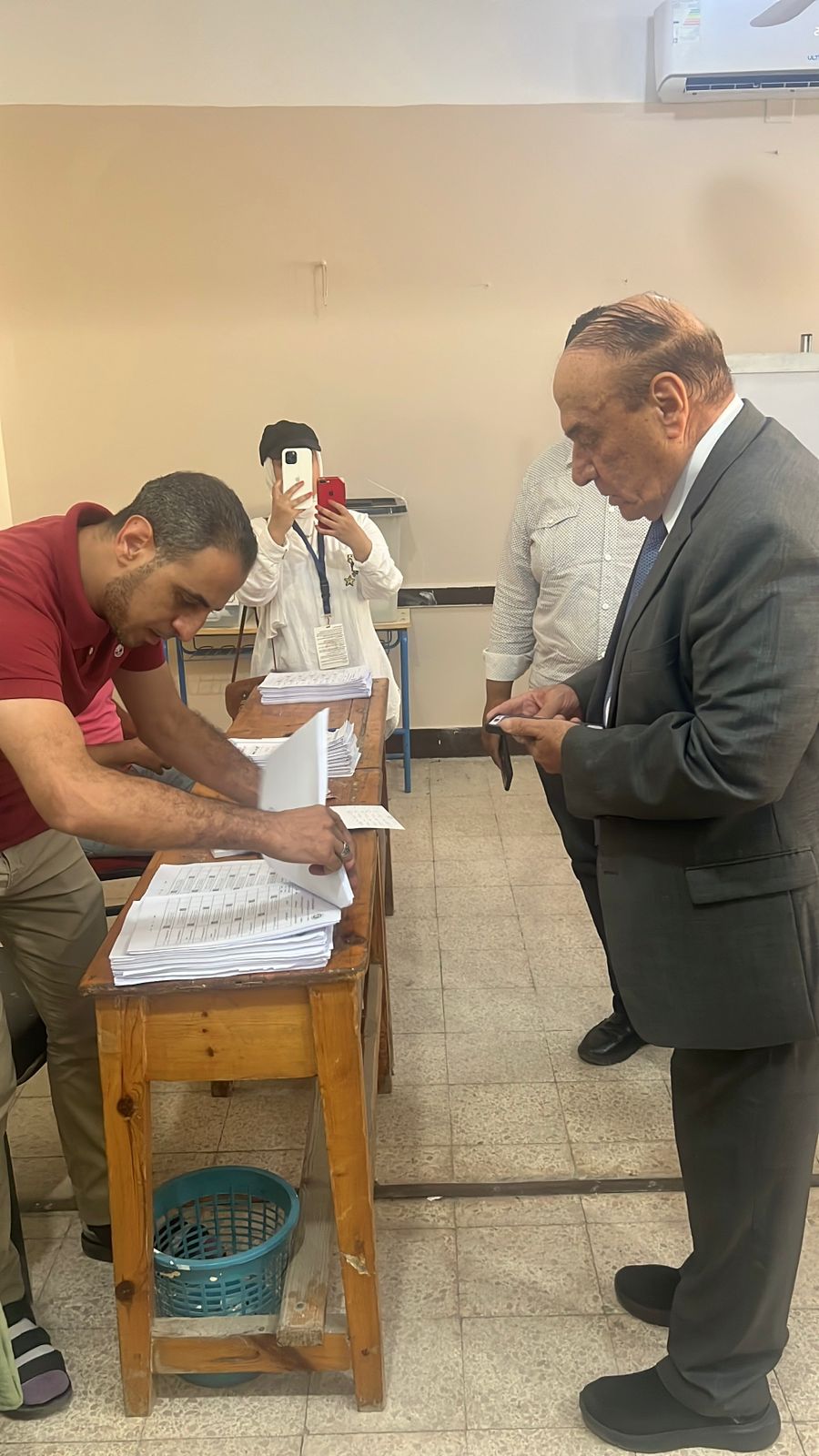 اللواء سمير فرج يدلي بصوته في انتخابات بمجلس الشيوخ 2025 بالتجمع الخامس اللواء سمير فرج يدلي بصوته في انتخابات بمجلس الشيوخ 2025 بالتجمع الخامس