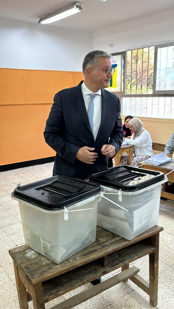 وزير البترول يدلي بصوته في مدرسة فاطمة عنان بالتجمع الخامس وزير البترول يدلي بصوته في مدرسة فاطمة عنان بالتجمع الخامس