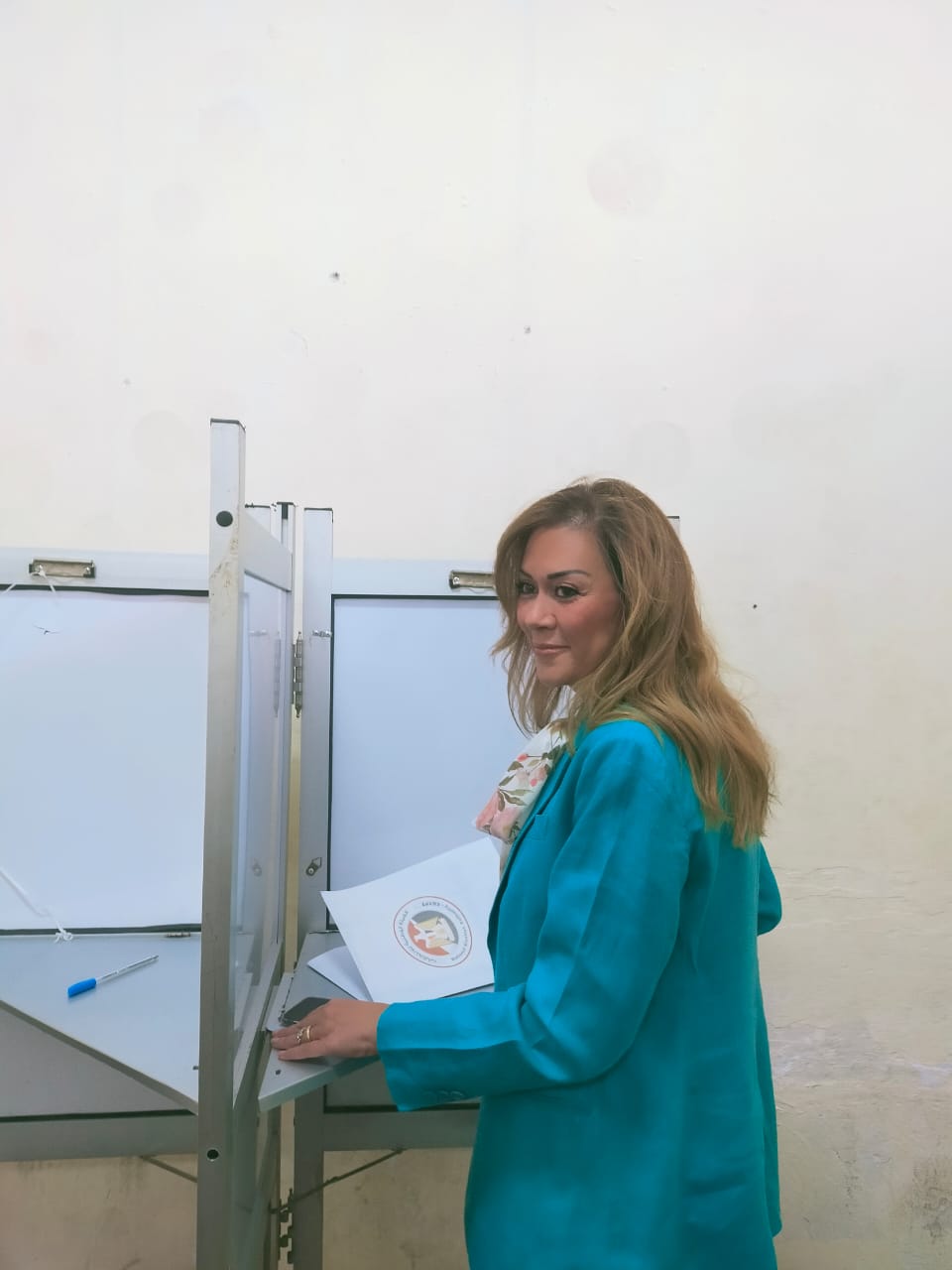 رشا راغب تدلي بصوتها بانتخابات الشيوخ 2025 بمدرسة الطبري بمصر الجديدة رشا راغب تدلي بصوتها بانتخابات الشيوخ 2025 بمدرسة الطبري بمصر الجديدة