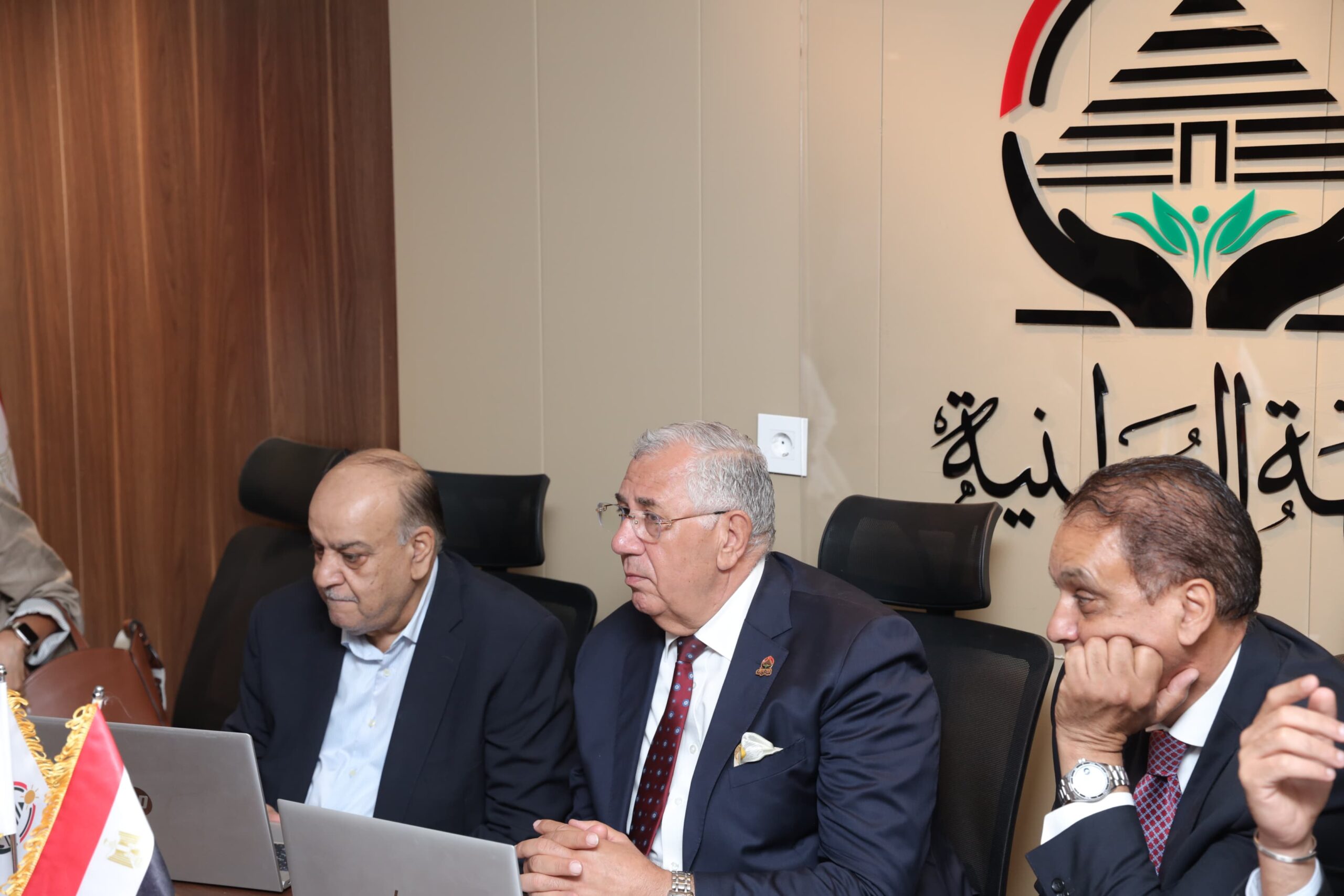 غرفة العمليات المركزية لحزب الجبهة الوطنية تواصل انعقادها لليوم الثاني من التصويت في انتخابات الشيوخ غرفة العمليات المركزية لحزب الجبهة الوطنية تواصل انعقادها لليوم الثاني من التصويت في انتخابات الشيوخ