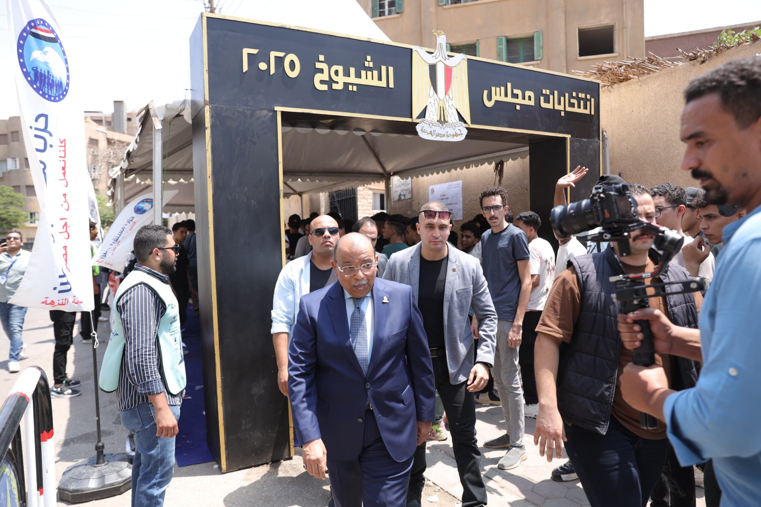 محمود شعراوي نائب رئيس ” الجبهة الوطنية” يدلي بصوته في انتخابات الشيوخ.. ويؤكد: المشاركة تؤكد دعم القيادة السياسية ووحدة الصف الوطني محمود شعراوي نائب رئيس ” الجبهة الوطنية” يدلي بصوته في انتخابات الشيوخ.. ويؤكد: المشاركة تؤكد دعم القيادة السياسية ووحدة الصف الوطني
