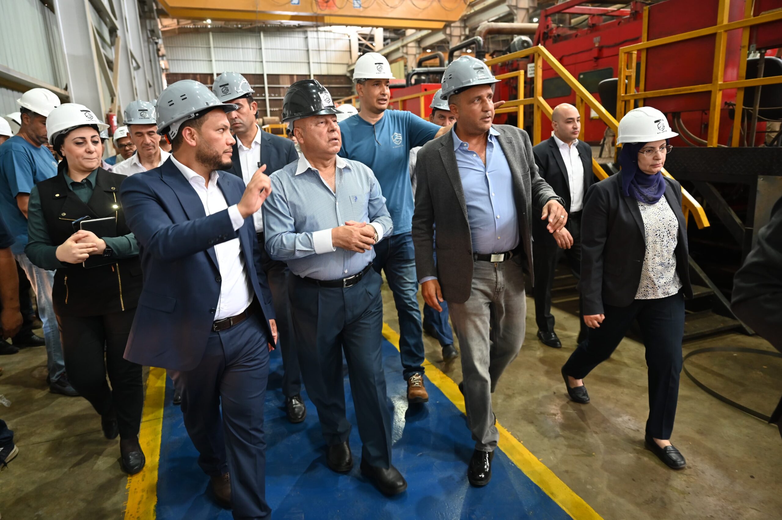 وزير الصناعة والنقل يتفقد 6 مصانع متخصصة في درفلة وجلفنة وطلاء ألواح الصلب المسطح وإنتاج النسيج بمدينة العاشر