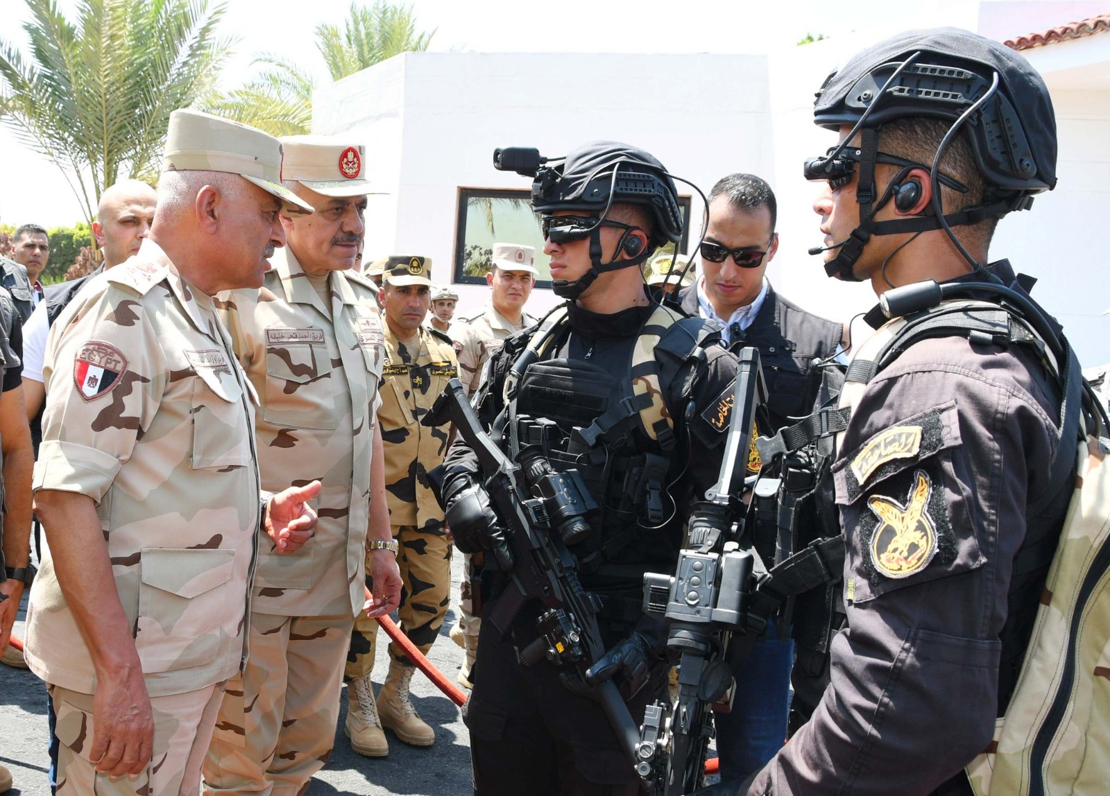   وزير الدفاع والإنتاج الحربى يلتقى بعدد من مقاتلى القوات الخاصة من المظلات والصاعقة  