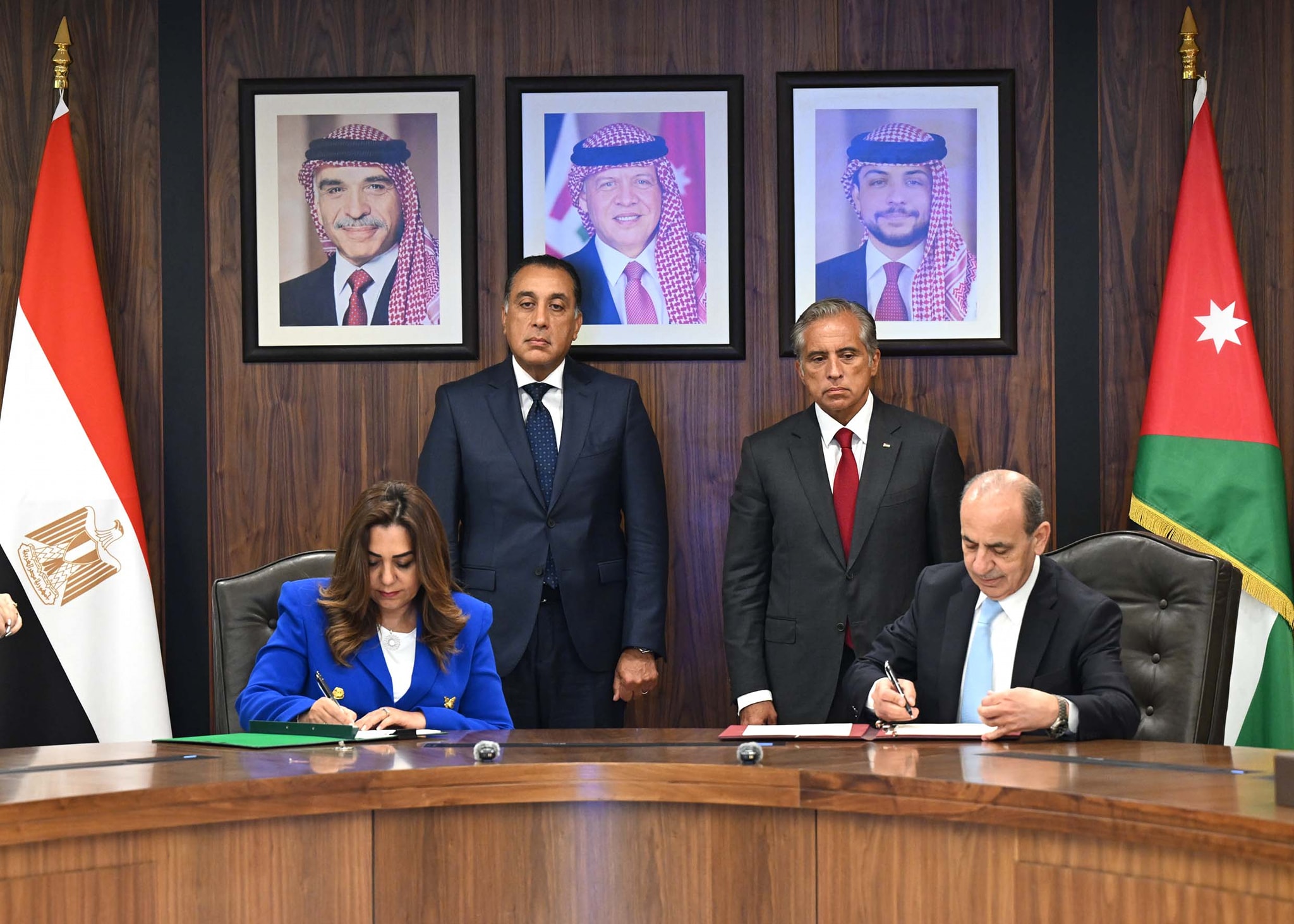 رئيسا وزراء مصر والأردن يشهدان توقيع 10 وثائق في مجالات تخدم تعزيز التعاون الثنائي بين البلدين رئيسا وزراء مصر والأردن يشهدان توقيع 10 وثائق في مجالات تخدم تعزيز التعاون الثنائي بين البلدين