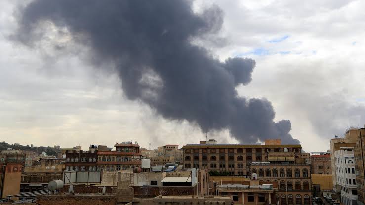 انفجارات تهز العاصمة اليمنية صنعاء جراء غارات إسرائيلية مكثفة