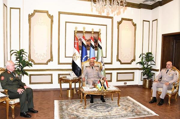 وزير الدفاع ورئيس الأركان يلتقيان رئيس هيئة الأركان المشتركة للقوات المسلحة الأردنية