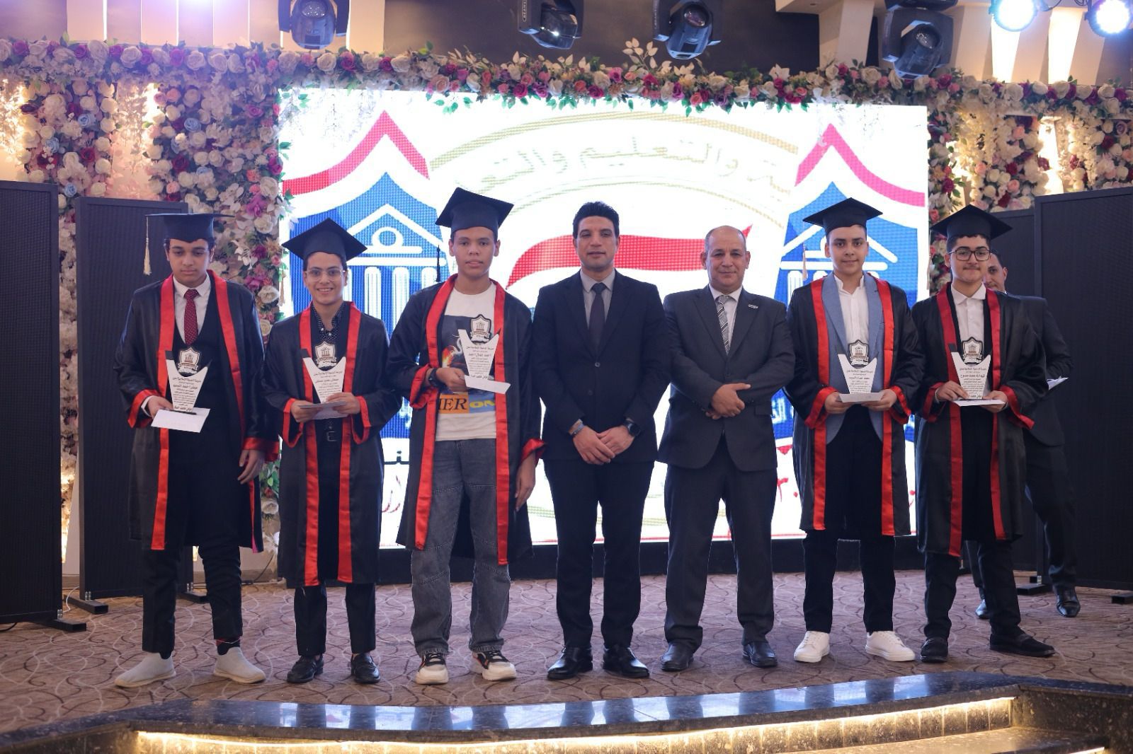 نائب محافظ سوهاج يكرم أوائل الشهادات بمدرسة الأرقم للبنين 