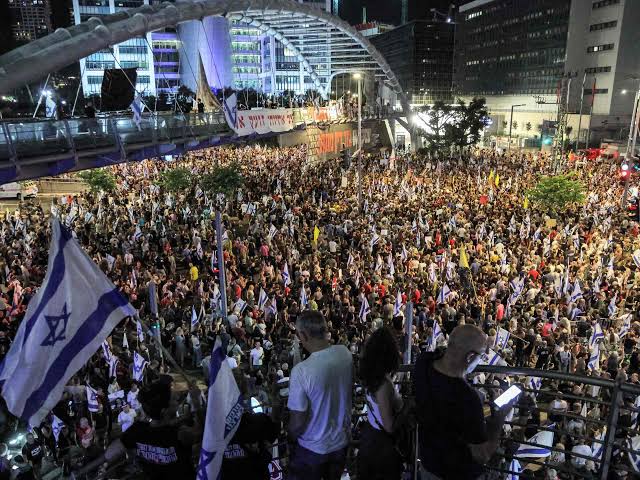 تظاهرات حاشدة فى تل أبيب للمطالبة بصفقة لتبادل الأسرى والمحتجزين