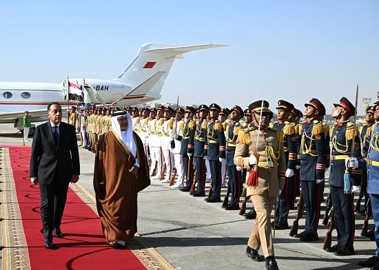 رئيس الوزراء يستقبل ولى عهد مملكة البحرين بمطار القاهرة الدولي