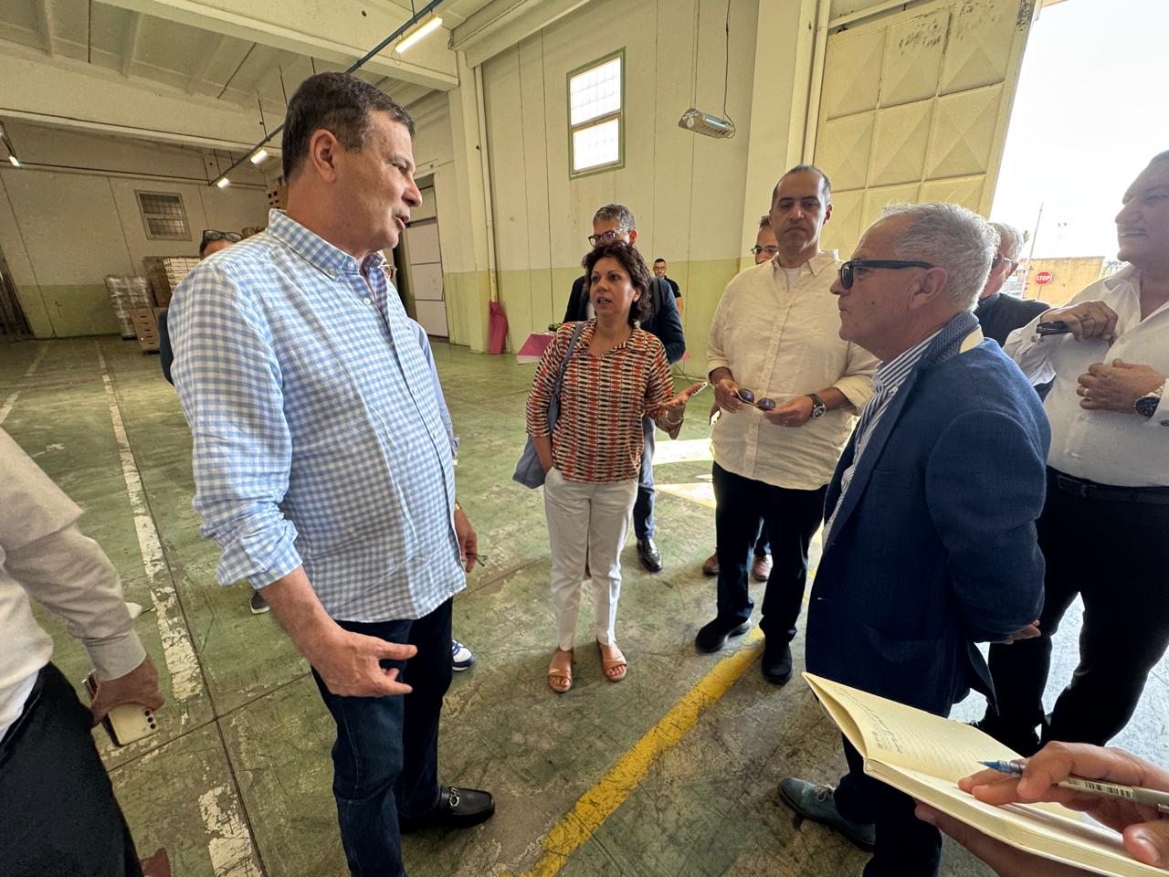 وزيرا الزراعة والشؤون النيابية يتفقدان محطة تعاونية لإنتاج وتعبئة الخضروات والفاكهة
