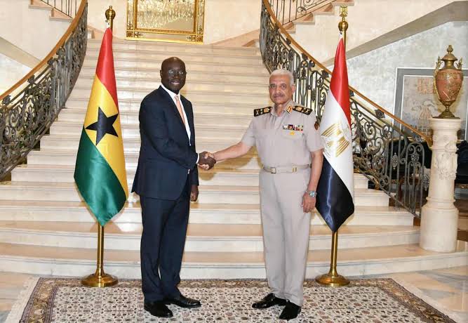 وزير الدفاع يلتقى وزير المالية والتخطيط والقائم بأعمال وزير الدفاع لجمهورية غانا