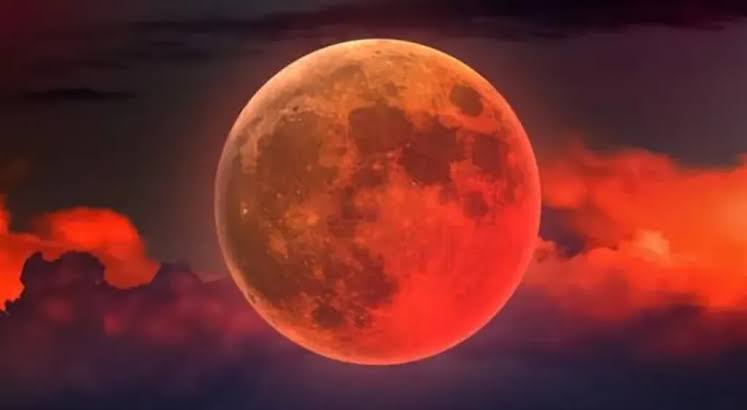 «القمر الدموي».. مصر في موعد مع خسوفًا كليًا مساء غدا